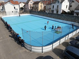 Création d&#39;un terrain extérieur de hockey ouvert à tous proche de la patinoire