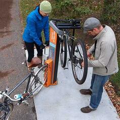 Équipement en Station « TOUT EN UN » réparation de vélo avec outils + pompe de gonflage + cale roue.