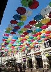 Parapluies multicolores à Lafayette