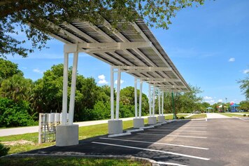 panneaux-solaires-installes-comme-toit-ombrage-au-dessus-parking-pour-voitures-electriques-stationnement-pour-production-efficace-electricite-propre-technologie-photovoltaique-integree-dans-infrastructure-urbaine_.jpg