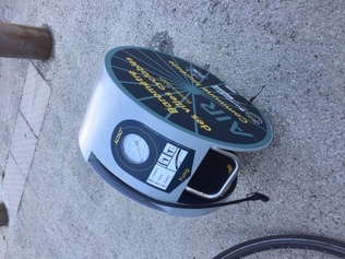 Un gonfleur à pied pour les roues de nos vélos
