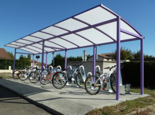 Parkings à vélos couverts devant les entrées des écoles d&#39;Angers